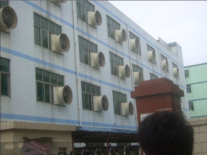 玻璃鋼負壓風機安裝在磚混結構廠房中