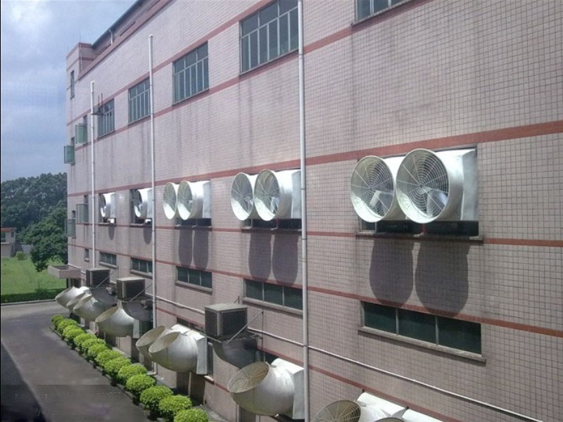 玻璃鋼負壓風機安裝在鋼結構廠房中
